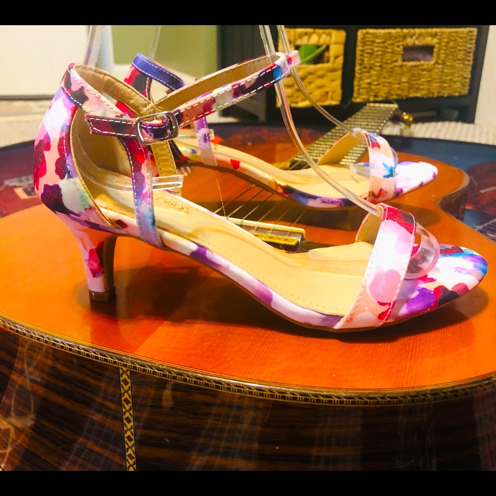 💕Beautiful Dream Pairs Floral Kitten Heel Sandals